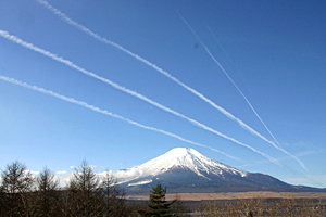 ペンション　モンテラック２１号室からの飛行機雲