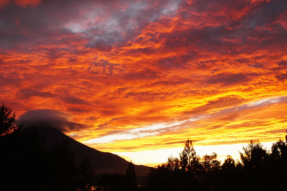 夕焼けの富士山の写真